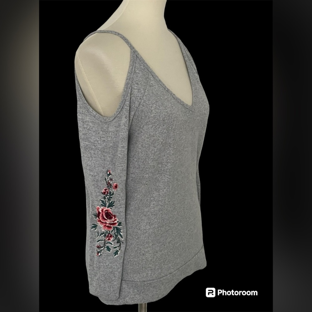 Gorgeous‎ shoulder cut out sweater top * Size Small * Rue 21 * Floral Embroidery